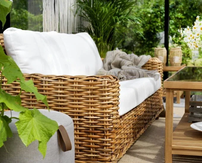 Rattanowa sofa o grubym splocie Rossvik