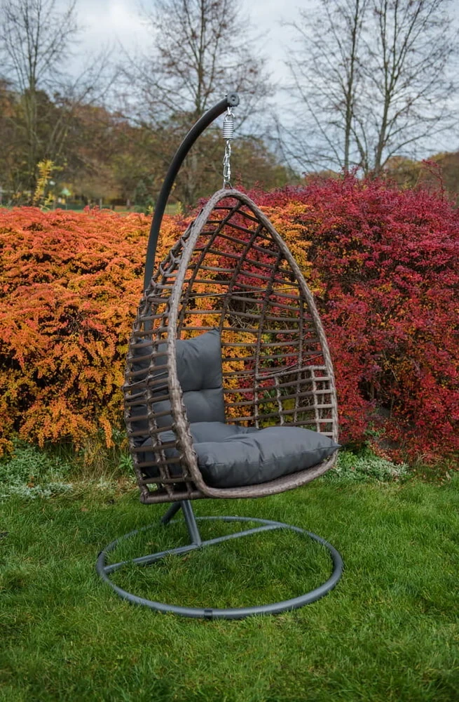 Wiszący fotel z brązowego technorattanu Piatto