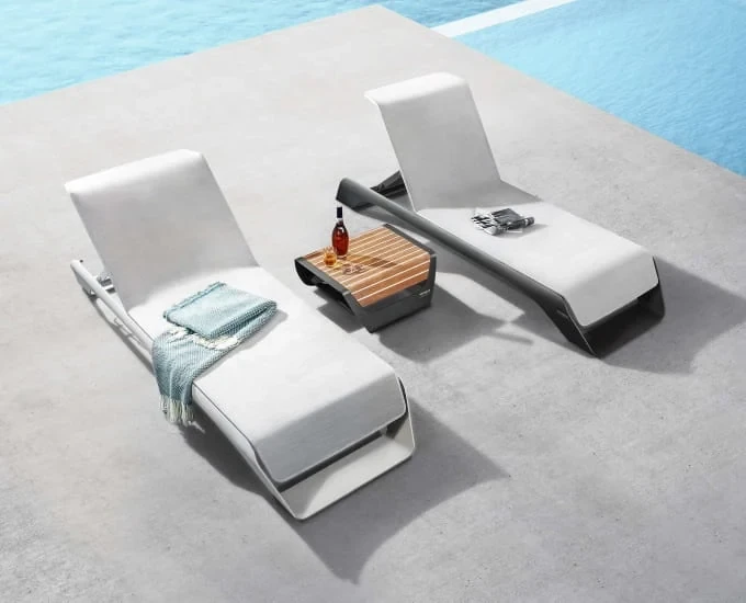 Luksusowy leżak tarasowy Onda ze stolikiem