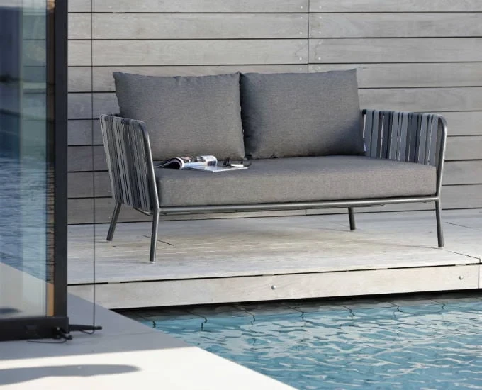 Szara sofa 2-osobowa Space z poduszkami