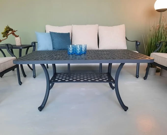 Niski stolik kawowy z ażurowym blatem Vichy