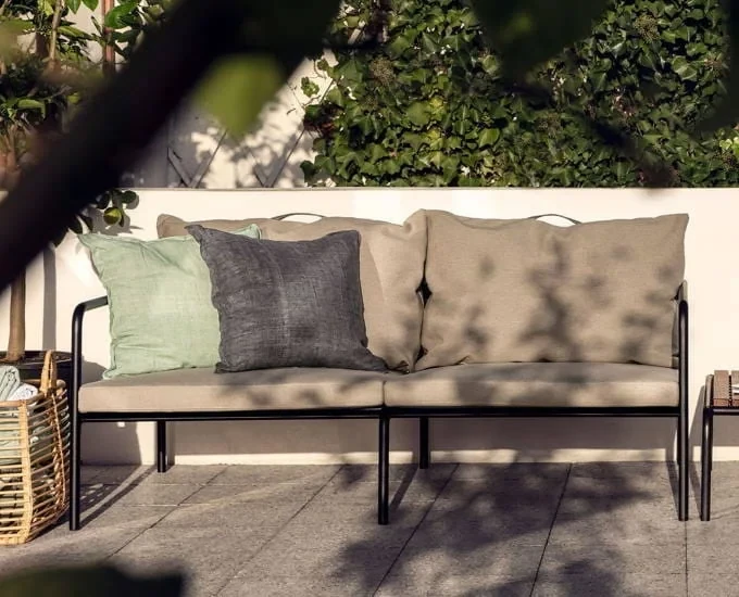 Sofa dwuosobowa z poduszkami Avon