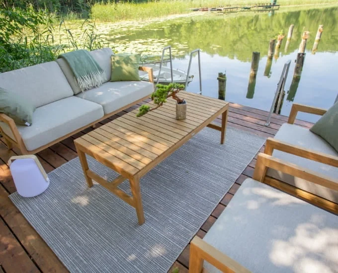 Klasyczny stolik z deskowanym blatem Popular