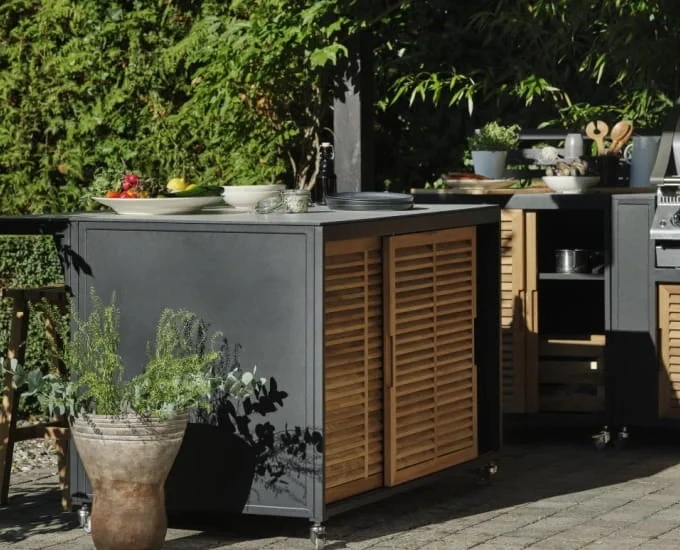 Ogrodowa kuchnia z dużym blatem Fornax