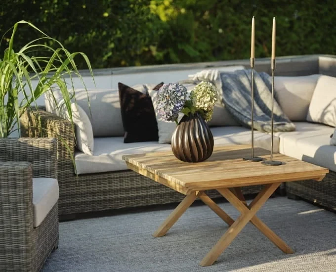 Kwadratowy stolik drewniany Julita (teak)