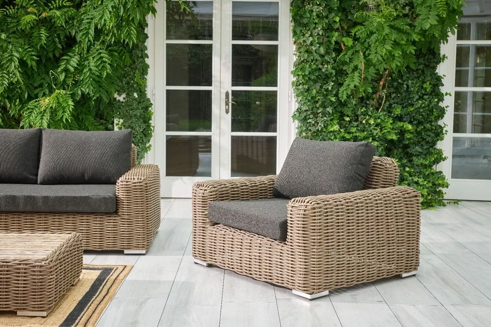 Nowoczesny fotel Maje Natural z brązowego technorattanu