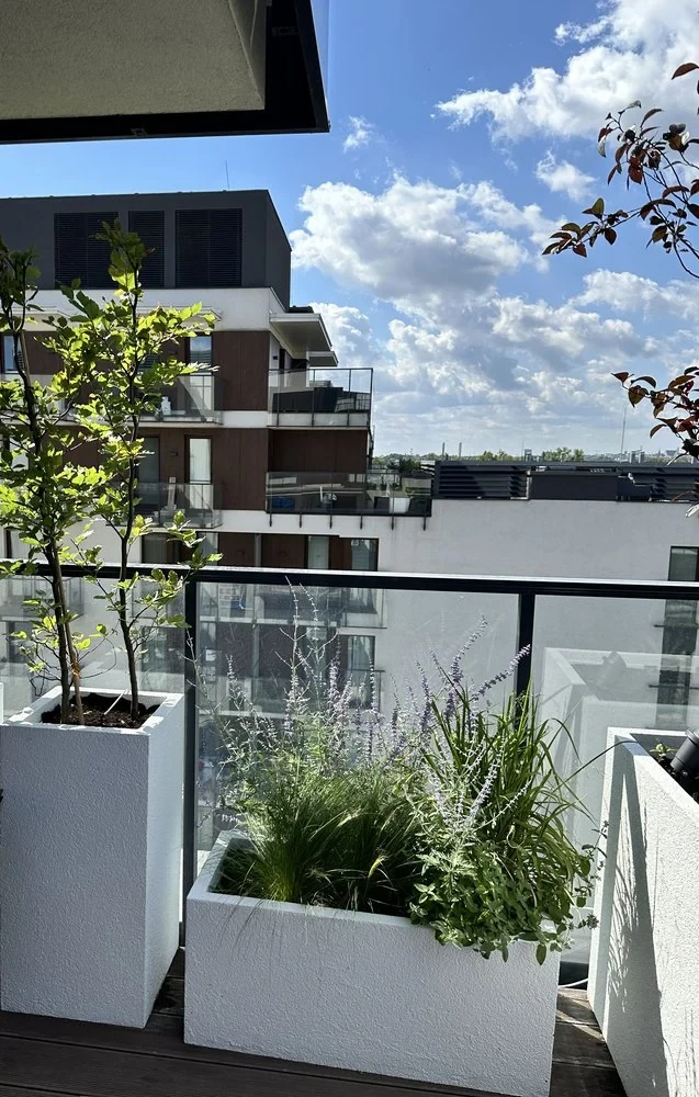 Wysoka donica Borneo z laminatu (baranek)