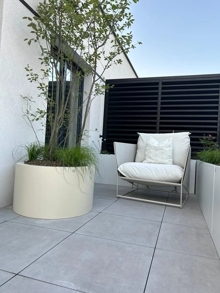 Okrągła donica z włókna szklanego malowana natryskowo