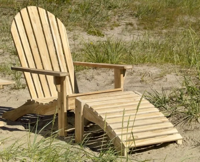 Ogrodowy fotel drewniany z podnóżkiem Bejar