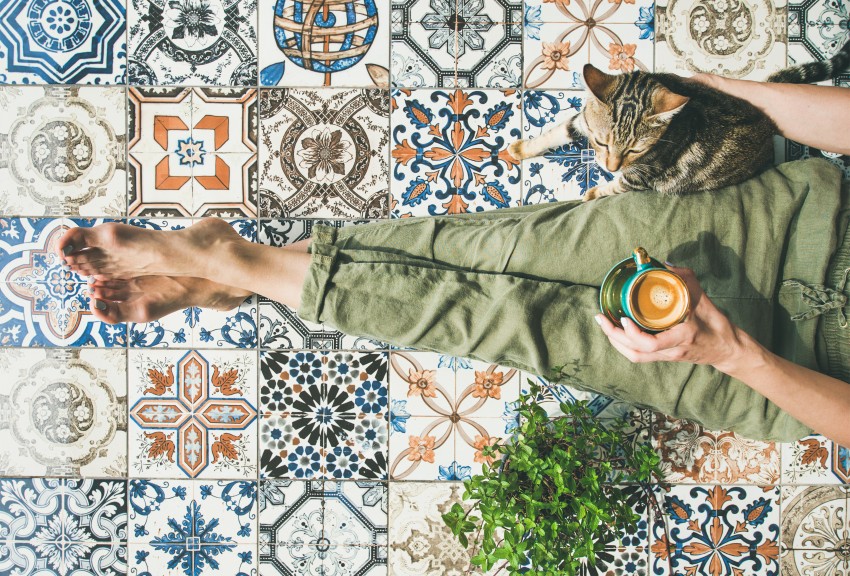 mężczyzna na tarasie w stylu boho pije kawę