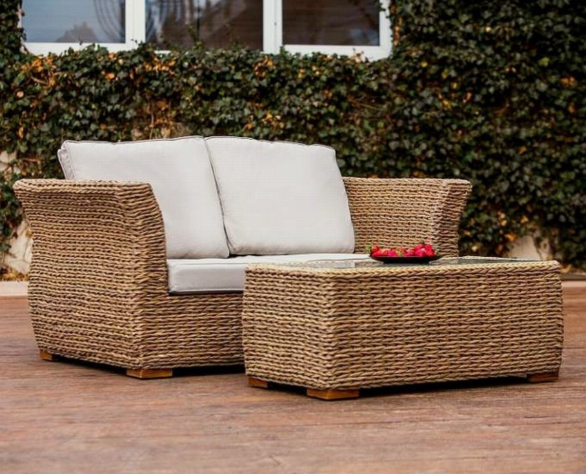 sofa w stylu rustykalnym na drewnianym tarasie