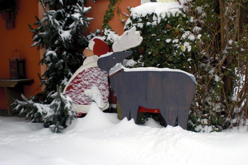 drewniany mikołach i renifer w śniegu