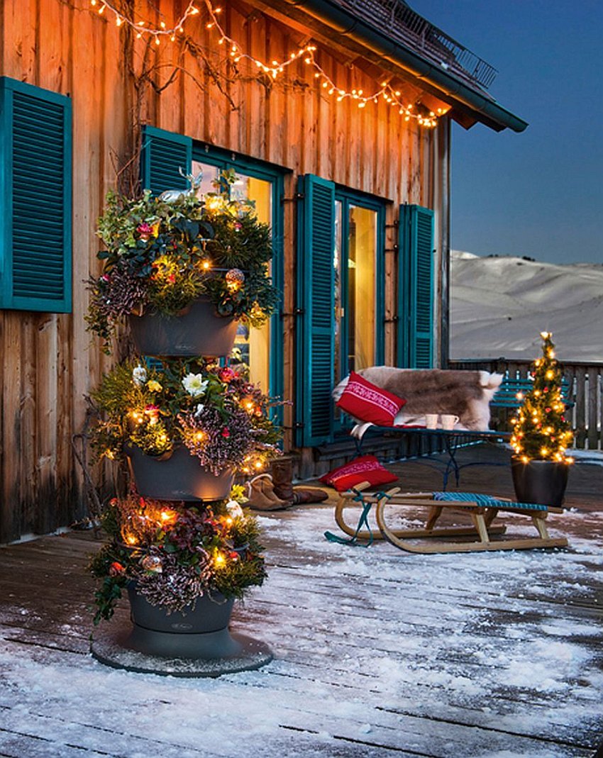 swiątecznie zdobiony taras w górach