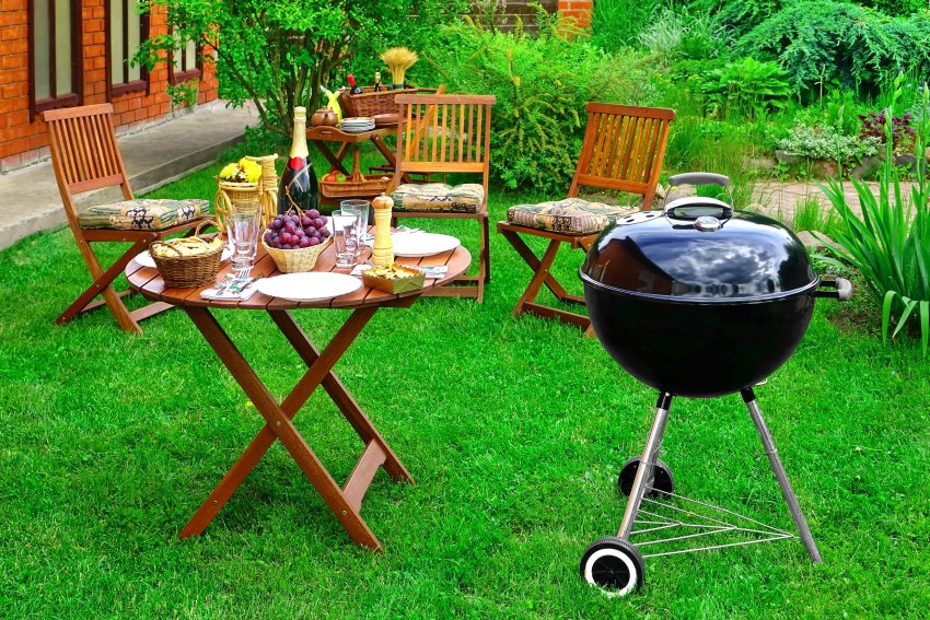 grill w ogrodzie przy komplecie ogrodowym