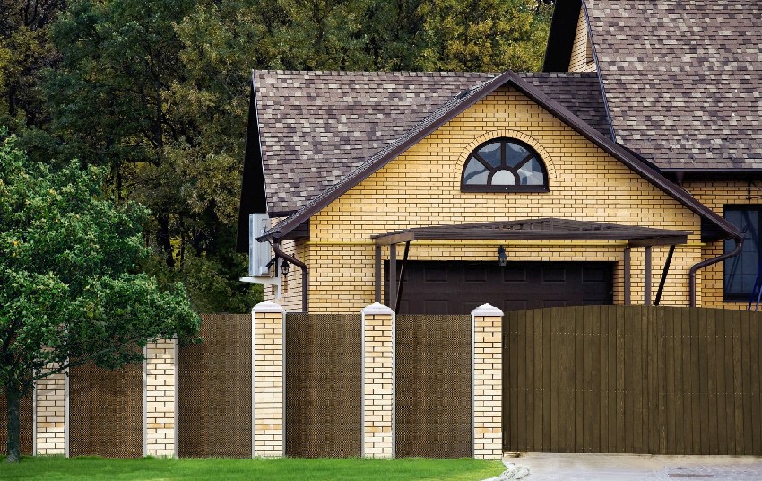 ogrodzenie z technorattanu przy domu