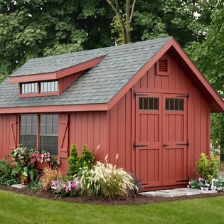 czerwony domek w ogrodzie