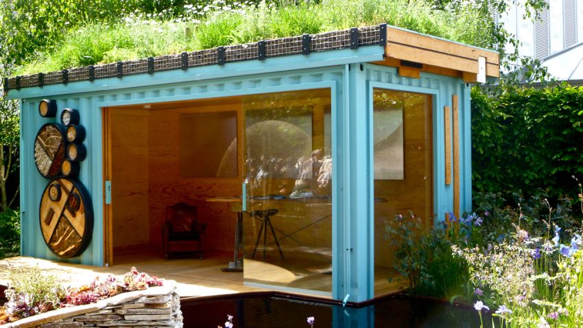 domek ogrodowy w kolorze niebieskim