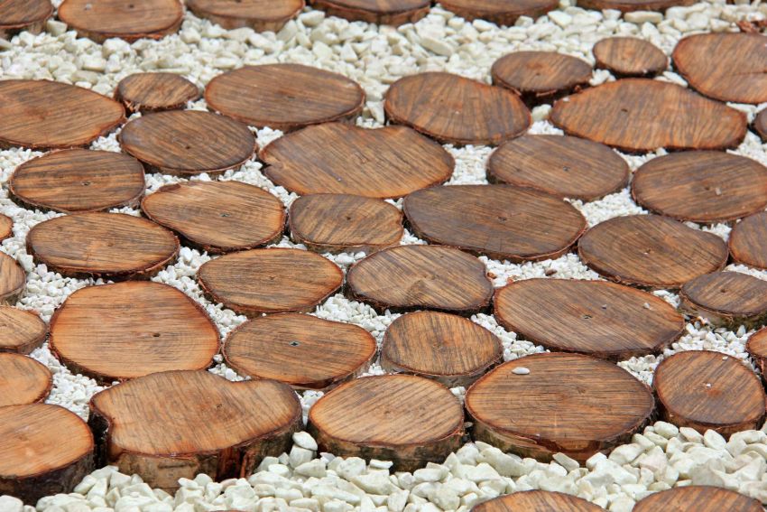 nawierzchnia drewniana w ogrodzie