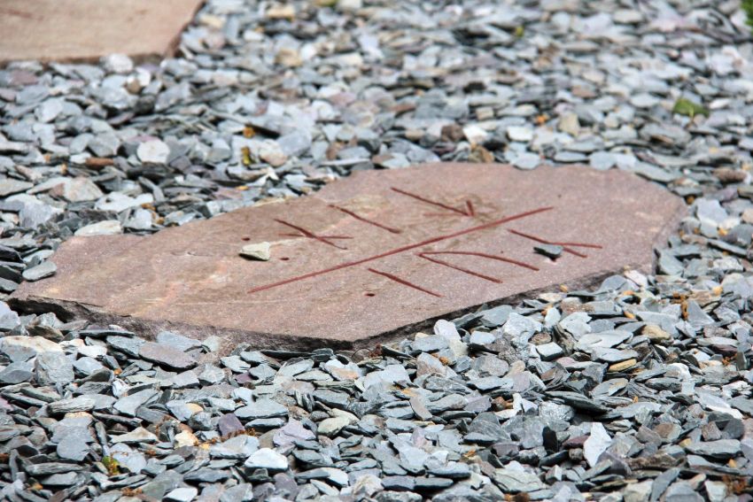 nawierzchnia z kamienia w ogrodzie