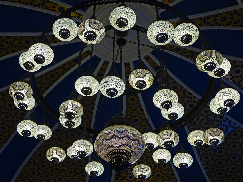 mocno zdobiona lampa w stylu marokańskim