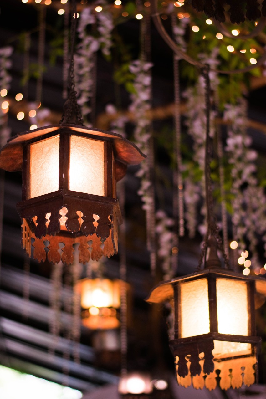 zapalone latarnie w ogrodzie