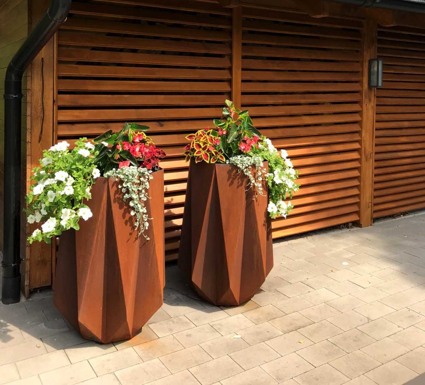 donice ze stali corten na tarasie