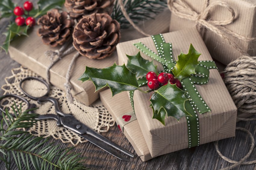 ostrokrzew na paczkach z prezentami