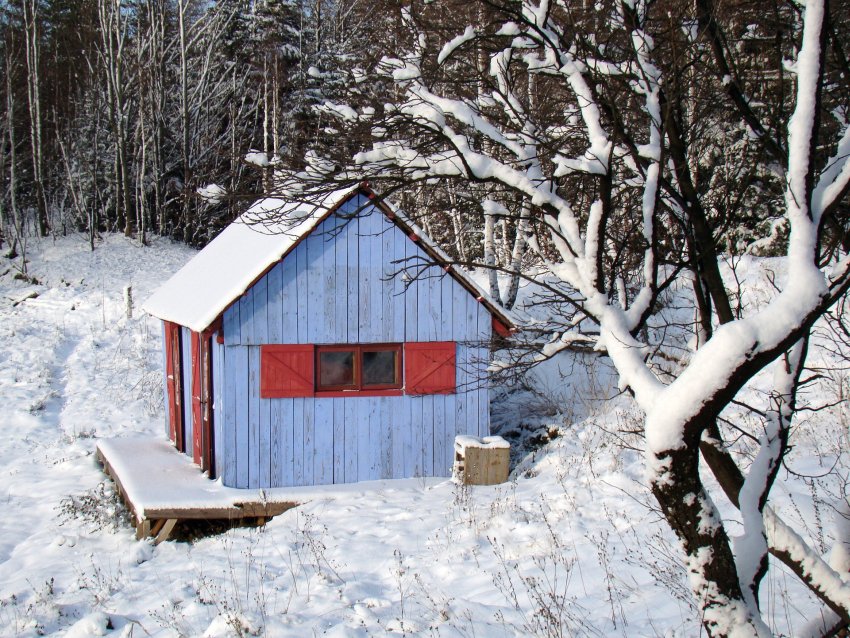 niebieski domek ogrodowy