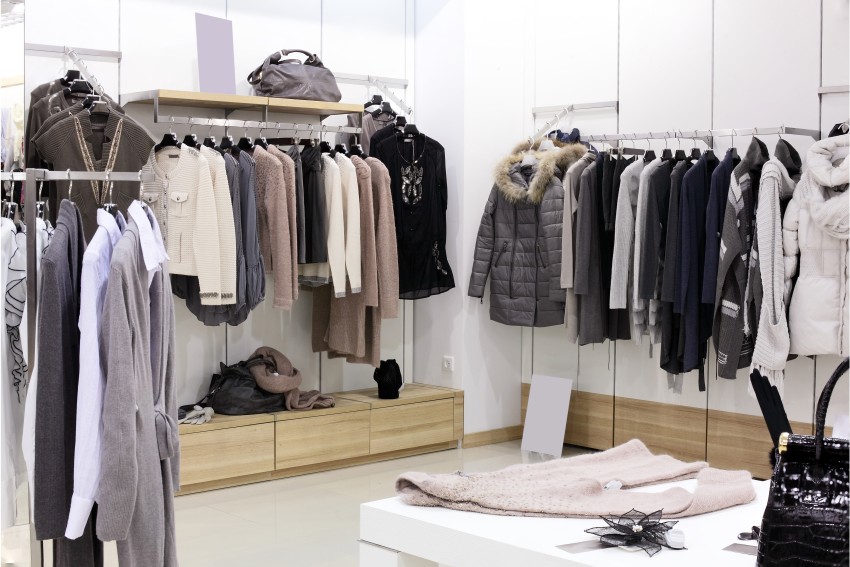 płaszcze i swetry w przestronnym sklepie