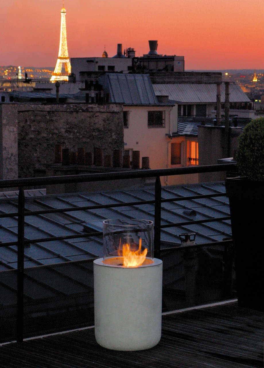 biokominek na tarasie na tle wieży Eiffla