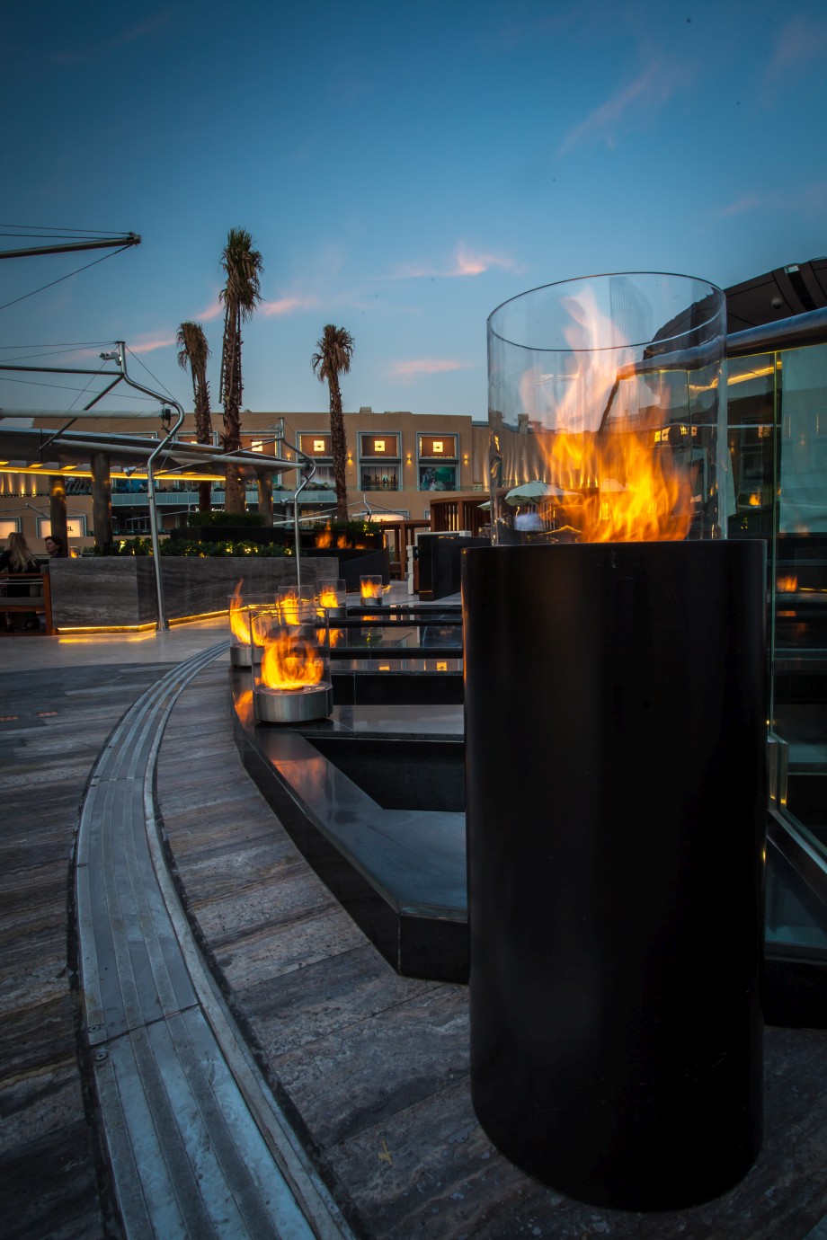 wysoki biokominek na tarasie