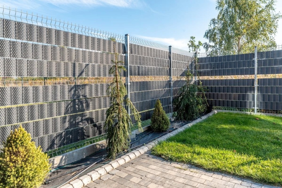 taśma z technorattanu na ogrodzeniu metalowym