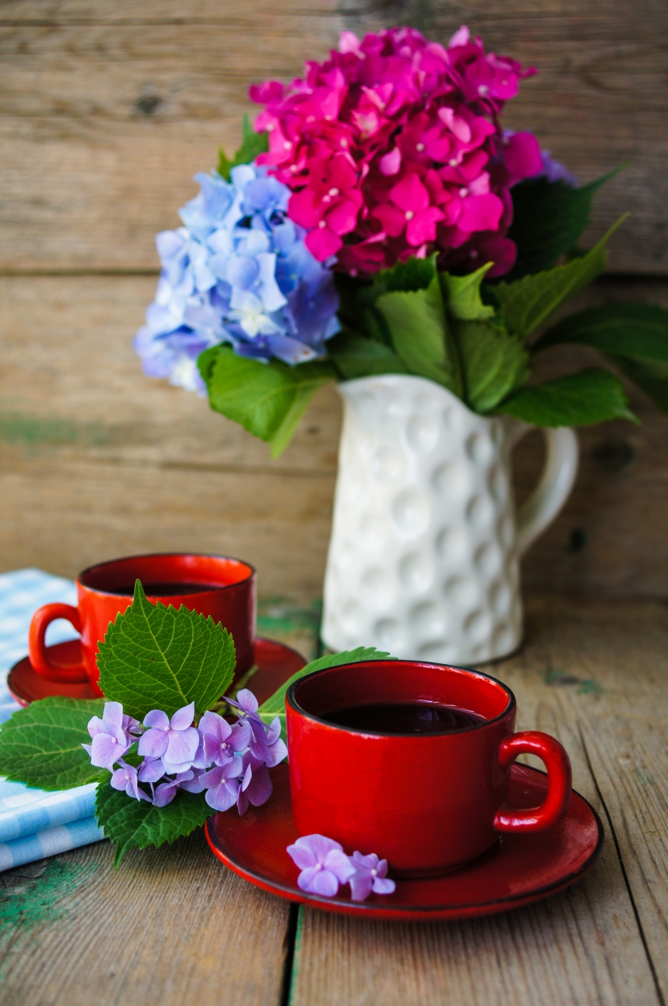 kwiat hortensji w wazonie