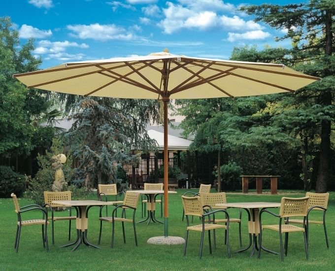 drewniany parasol w ogrodzie