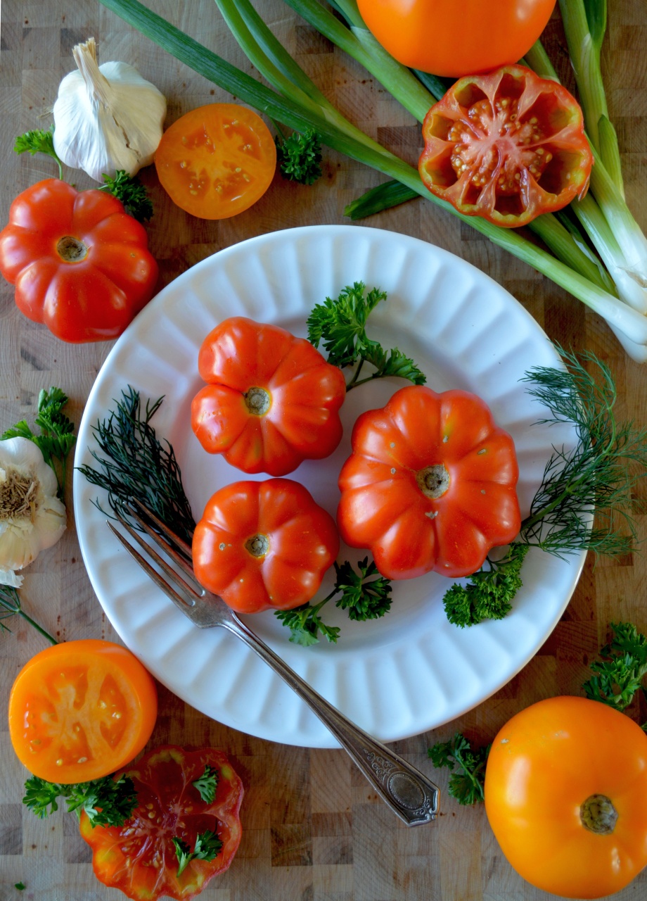 pokrojone pomidory na talerzu
