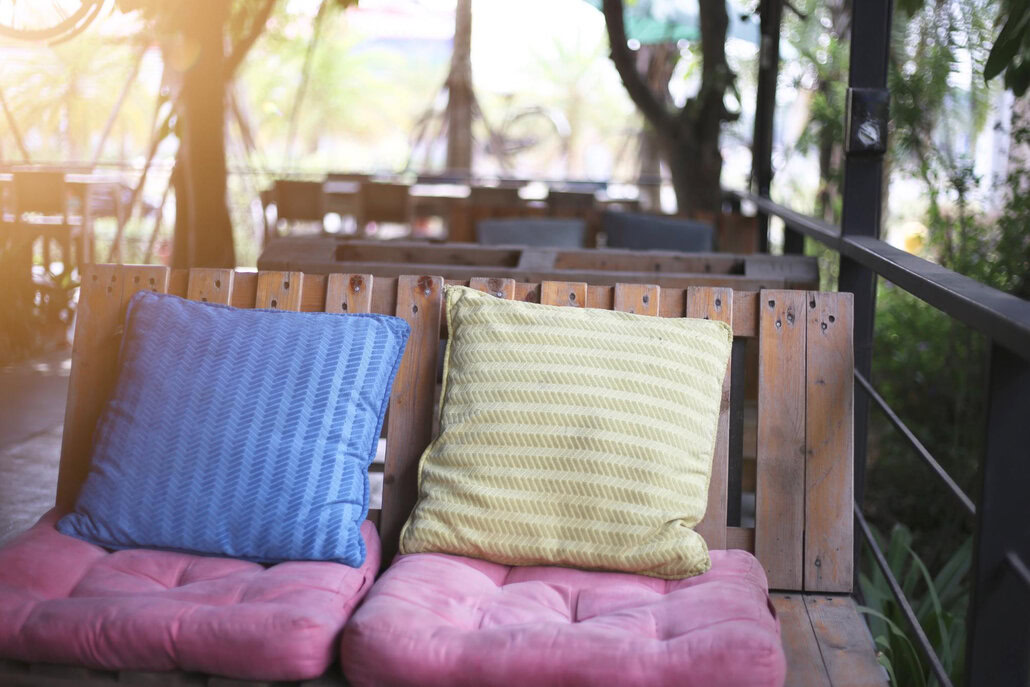 poduszki na drewnianej ławce