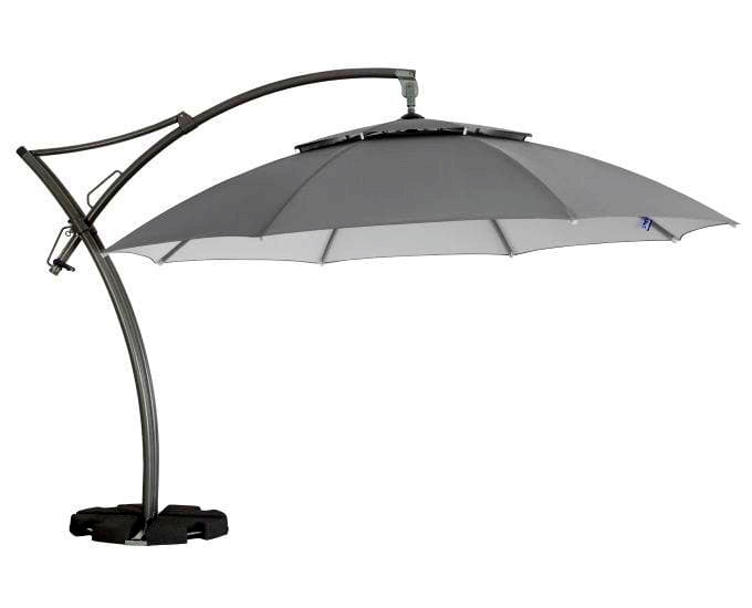 Duży, szary parasol zewnętrzny z zakrzywionym metalowym stojakiem. Parasol ma konstrukcję wspornikową i solidną podstawę. Tkanina parasola jest naciągnięta na szeroką ramę, zapewniając duży cień. 
