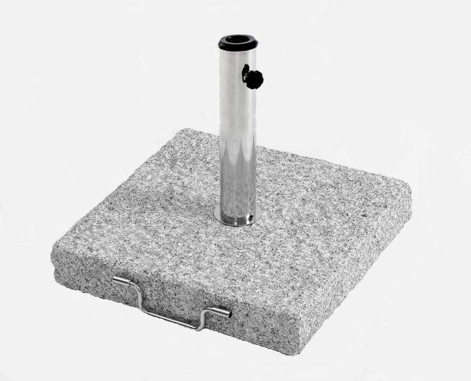 Kwadratowa, szara, teksturowana podstawa parasola z metalowym uchwytem po jednej stronie. Pośrodku znajduje się pionowy, cylindryczny uchwyt w kolorze srebrnym, który posiada czarne pokrętło służące do mocowania masztu parasola. Podstawa wygląda na wykonaną z kamienia lub betonu. 