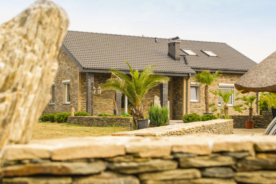 dom z atrakcyjnym kamieniem elewacyjnym