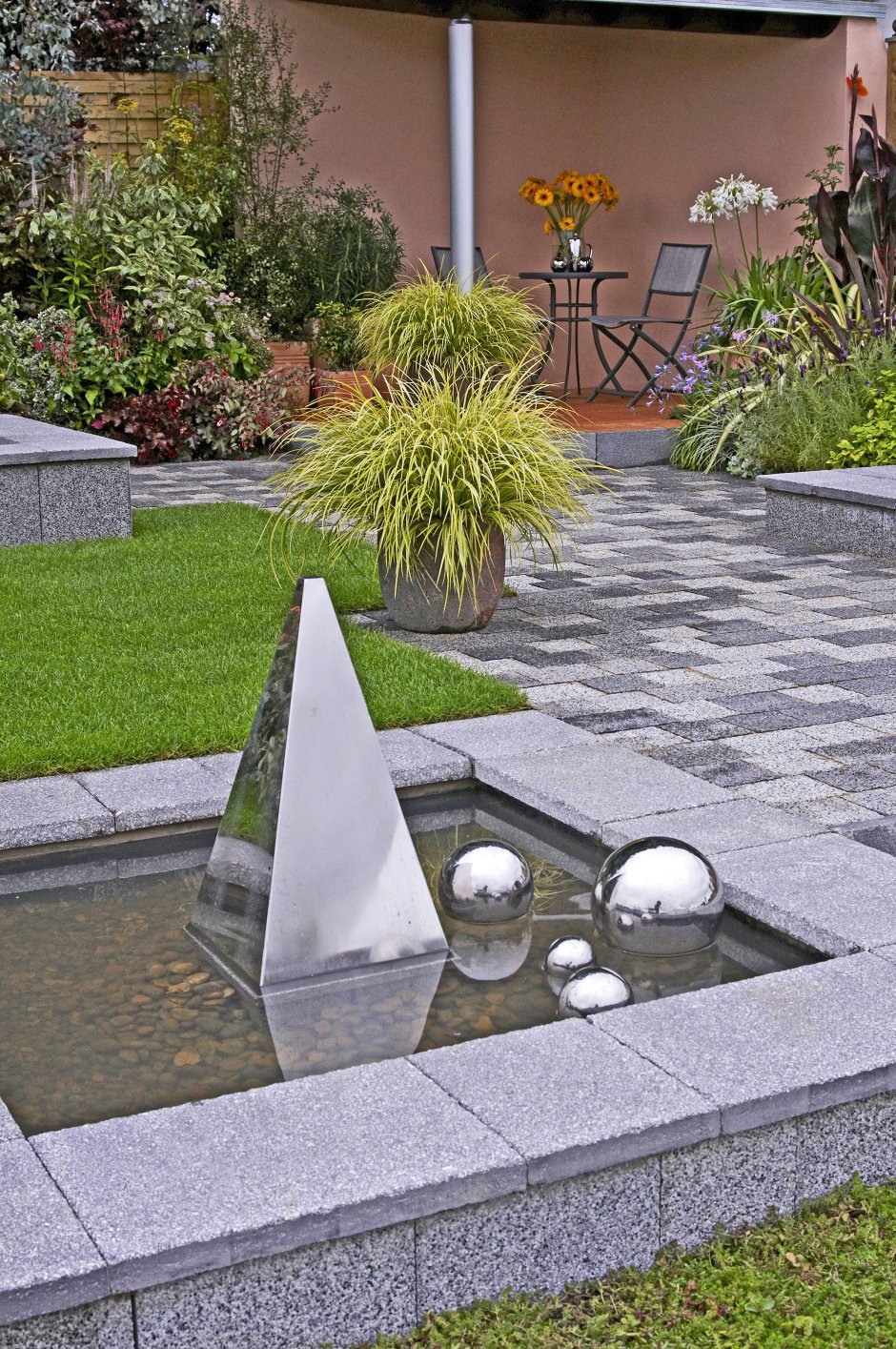 dokoracja w małym zbiorniku wodnym na tarasie