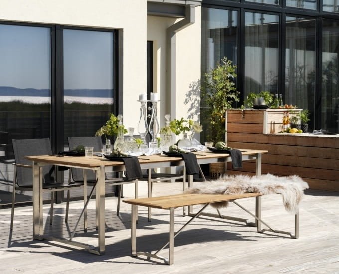 ogrodowy komplet mebli z drewna i stali na tarasie
