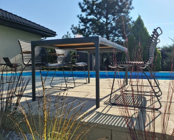 stół ogrodowy na tarasie