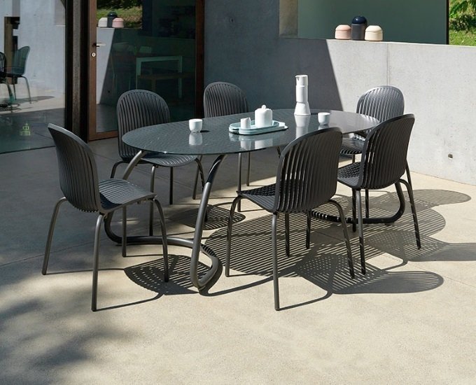 zestaw mebli z owalnym stołem