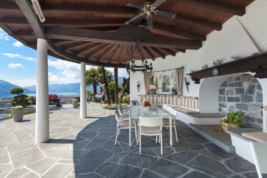 zadaszony kamienny taras z widokiem na jezioro