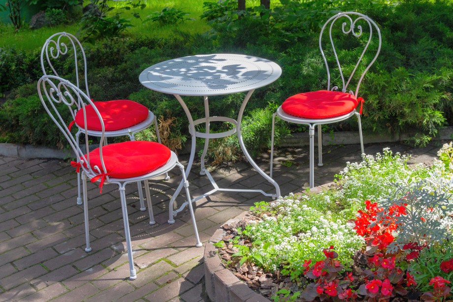 betonowa kostka na tarasie z meblami stalowymi