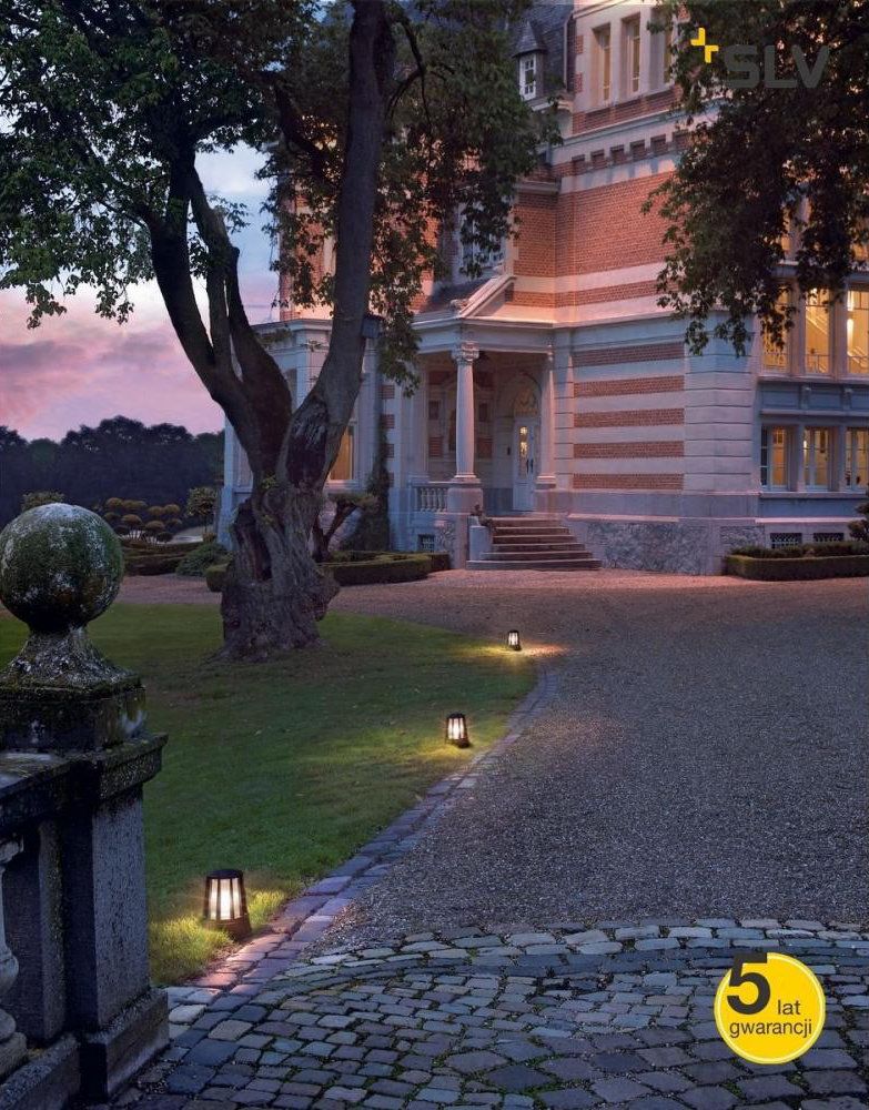 lampy w ogrodzie przy drodze do domu