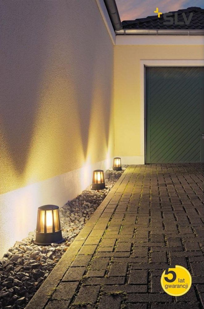 podświetlony dojazd do bramy garażowej