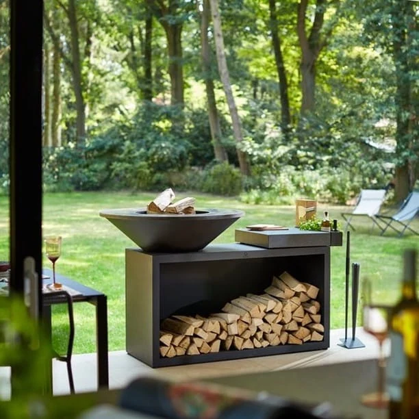 Grill wyspa OFYR Island 100 w ogrodzie. W takim grillu można stworzyć popiół drzewny