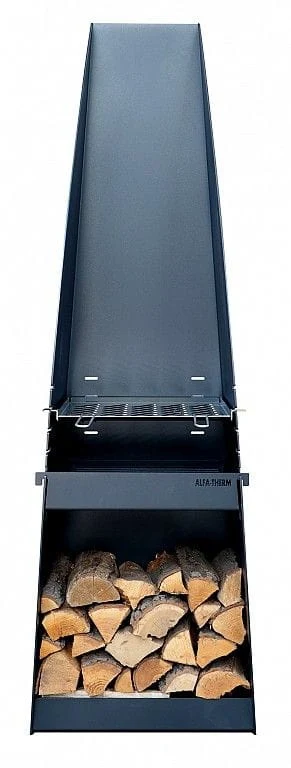 Palenisko Arcus to wysoki, pionowy, metalowy kominek zewnętrzny z kominem na górze. Posiada otwarty grill na drewno na tarasie nad nim i miejsce do przechowywania wypełnione starannie ułożonymi drewnianymi kłodami poniżej.