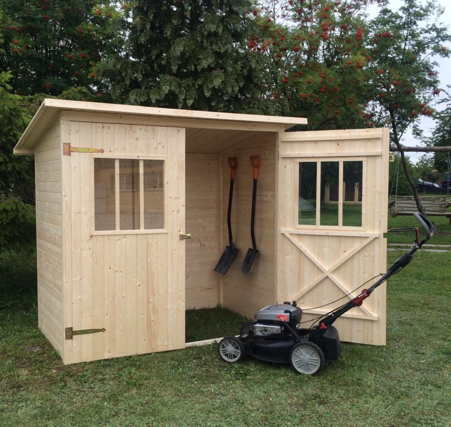 drewniany składzik w ogrodzie